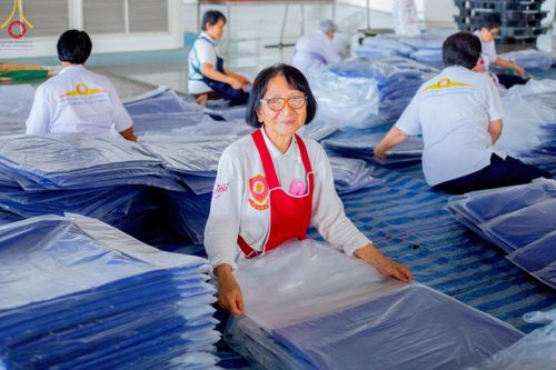 ภาพ No.218516:วันที่ 15 - 18 เมษายน พ.ศ. 2568 การเตรียมภาชนะสำหรับถวายภัตตาหาร , การจัดโต๊ะเก้าอี้ในลานธรรม , การแพ็คพัสดุงานต้อนรับ เพื่องานวันคุ้มครองโลก 22 เมษายน พ.ศ.2568 วัดพระธรรมกาย