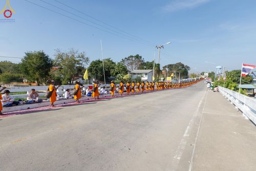 ภาพ No.193318:พิธีต้อนรับพระธรรมยาตรา ณ อนุสรณ์สถาน สถานที่เกิดในเพศสมณะ วัดสองพี่น้อง อำเภอสองพี่น้อง จังหวัดสุพรรณบุรี ในโครงการธรรมยาตรา กตัญญูบูชา มหาปูชนียาจารย์ พระมงคลเทพมุนี(สด จนฺทสโร) พระผู้ปราบมาร อนุสรณ์สถาน 7 แห่ง ปีที่ 13 วันที่ 11 มกราคม พ.ศ. 2568