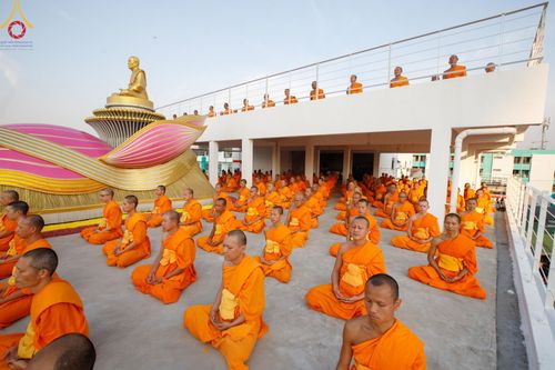 ภาพ No.201361:พระธรรมยาตราปฏิบัติธรรม และถ่ายภาพหมู่ประวัติศาสตร์ ณ อาคารธรรมยาตรา กตัญญูบูชามหาปูชนียาจารย์  ตรงข้ามวัดปากน้ำภาษีเจริญ จ.กรุงเทพมหานคร ในโครงการธรรมยาตรา กตัญญูบูชา มหาปูชนียาจารย์ พระมงคลเทพมุนี(สด จนฺทสโร) พระผู้ปราบมาร อนุสรณ์สถาน 7 แห่ง ปีที่ 13