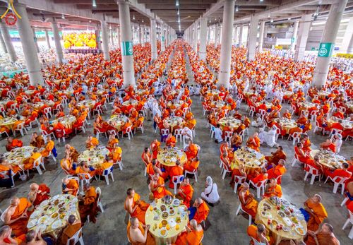 ภาพ No.219464:วันอังคารที่ 22 เมษายน พ.ศ. 2568 พิธีมอบปัจจัยช่วยเหลือครู 4 จังหวัดชายแดนภาคใต้ , พิธีกล่าวคำถวายอุปกรณ์ เพื่อเตรียมการต้อนรับคณะสงฆ์ฯ , พิธีกล่าวคำถวายภัตตาหารเป็นสังฆทาน , คณะสงฆ์ฉันภัตตาหารเพล  เนื่องในวันคุ้มครองโลก พิธีถวายมหาสังฆทานแด่คณะสงฆ์