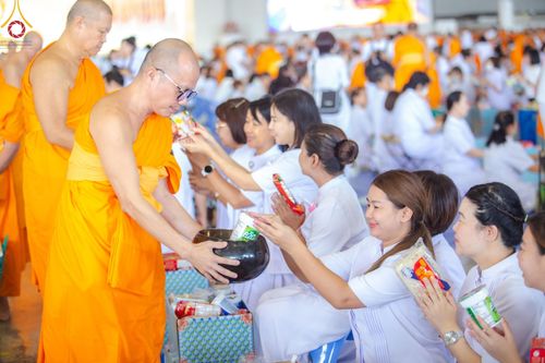 ภาพ No.149964:พิธีตักบาตร , พิธีปฎิบัติธรรม , พิธีถวายภัตตาหารเมนูสวรรค์ ในพรรษาแห่งการเข้าถึงธรรม วันธรรมชัย วันอังคารที่ 27 สิงหาคม พ.ศ.2567 ณ สภาธรรมกายสากล วัดพระธรรมกาย