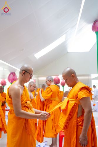 ภาพ No.256249:วันที่ 4 ตุลาคม พ.ศ. 2568 พิธีบรรพชาอุปสมบท  โครงการอุปสมบทหมู่บูชาธรรม 141 ปี  พระมงคลเทพมุนี (สด จนฺทสโร) ณ โบสถ์พระไตรปิฏก วัดพระธรรมกาย จ.ปทุมธานี