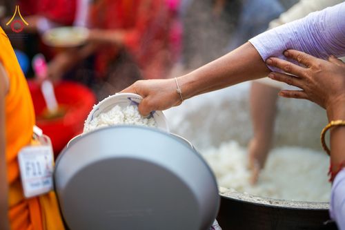 ภาพ No.76444:คณะสงฆ์และสามเณรบิณฑบาต ประเทศบังกลาเทศ วันที่ 11 กุมภาพันธ์ พ.ศ. 2566