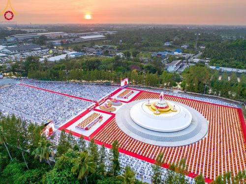 ภาพ No.109634:พิธีจุดประทีปถวายเป็นพุทธบูชา และบูชาธรรมมหาปูชนียาจารย์ วันที่ 10 มกราคม พ.ศ. 2567 ณ อนุสรณ์สถานคลองบางนางแท่น อ.สามพราน จ.นครปฐม