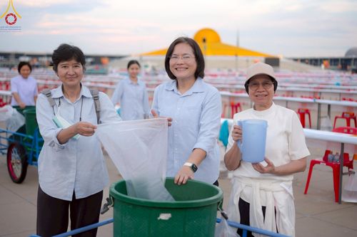 ภาพ No.218838:วันศุกร์ที่ 18 เมษายน พ.ศ. 2568 การเตรียมงานในลานธรรม , พระมหาธรรมกายเจดีย์ เพื่องานวันคุ้มครองโลก 22 เมษายน พ.ศ. 2568