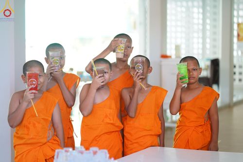 ภาพ No.61130:สามเณรออกบิณฑบาต และกิจกรรมอบรมสามเณร ในโครงการบรรพชาสามเณรฟื้นฟู พระพุทธศาสนาทั่วไทย ณ ศูนย์อบรมที่พักสงฆ์บ้านร่มเย็น จ.นราธิวาส วันที่ 2-15 เมษายน พ.ศ. 2567