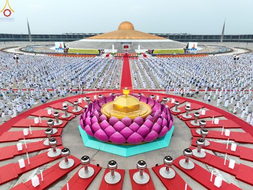 ภาพ No.90118:พิธีปลูกทรัพย์บานชื่น  เนื่องใน 139 ปี วันคล้ายวันเกิดด้วยรูปกายเนื้อ พระมงคลเทพมุนี (สด จนฺทสโร) พระผู้ปราบมาร วันอังคารที่ 10 ตุลาคม พ.ศ. 2566 ณ วัดพระธรรมกาย จ.ปทุมธานี