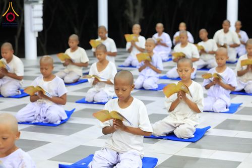 ภาพ No.319947:วันที่ 1 เมษายน พ.ศ.2569 นาคน้อยว่าที่สามเณรธรมทายาท จำนวน 98 คน  ร่วมกันสวดมนต์ทำวัตรเย็นและนั่งสมาธิ ณ ศูนย์ปฏิบัติธรรมบุรีรัมย์ จ.บุรีรัมย์