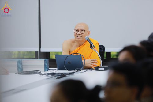 ภาพ No.311577:วันจันทร์ที่ 23 กุมภาพันธ์ พ.ศ. 2569 เปิดโลกทัศน์ผู้บริหารสถานศึกษายุคใหม่ เรียนรู้ต้นแบบการพัฒนาคนผ่านพลัง “บวร–V-Star” ผู้เข้ารับการพัฒนาตามโครงการ สพฐ. ศึกษาดูงานวัดพระธรรมกาย เสริมภาวะผู้นำคุณธรรมสู่การบริหารโรงเรียนอย่างยั่งยืน ณ อาคาร 100 ปี คุณยาย