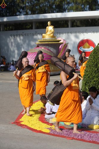 ภาพ No.292828:วันที่ 11 มกราคม พ.ศ. 2569 พิธีต้อนรับพระธรรมยาตรา ณ อนุสรณ์สถานลำดับที่ 3 สถานที่เกิดในเพศสมณะ วัดสองพี่น้อง อำเภอสองพี่น้อง จังหวัดสุพรรณบุรี ในโครงการธรรมยาตรา กตัญญูบูชา มหาปูชนียาจารย์ พระมงคลเทพมุนี(สด จนฺทสโร) พระผู้ปราบมาร อนุสรณ์สถาน 7 แห่ง ปีที