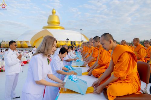 ภาพ No.302536:วันที่ 24 มกราคม พ.ศ. 2569 พิธีตักบาตรพระธรรมยาตรา ณ อนุสรณ์สถานลำดับที่ 5 สถานที่เผยแผ่วิชชาธรรมกายครั้งแรก อนุสรณ์สถานบางปลา วัดบางปลา อำเภอบางเลน จังหวัดนครปฐม ในโครงการธรรมยาตรา กตัญญูบูชา มหาปูชนียาจารย์ พระมงคลเทพมุนี(สด จนฺทสโร) พระผู้ปราบมาร อนุส