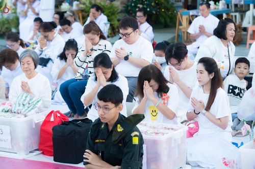 ภาพ No.282590:วันเสาร์ที่ 20 ธันวาคม พ.ศ.2568 พิธีตักบาตรพระ 10,000 รูป (ชุด 2) เนื่องในโอกาส 194 ปี จังหวัดกาญจนบุรี และอุทิศส่วนกุศลให้แด่บรรพชนทั้งหลาย บริเวณถนนสองแคว (Skywalk) เมืองกาญจนบุรี