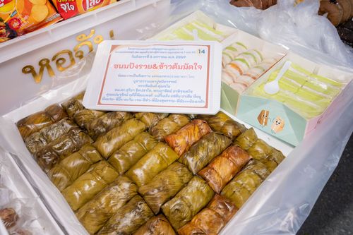 ภาพ No.288896:วันที่ 6 มกราคม พ.ศ. 2569 พิธีถวายภัตตาหารเป็นสังฆทาน แด่พระธรรมยาตรา ในโครงการธรรมยาตรา กตัญญูบูชา มหาปูชนียาจารย์ พระมงคลเทพมุนี(สด จนฺทสโร) พระผู้ปราบมาร อนุสรณ์สถาน 7 แห่ง ปีที่ 14 ณ อนุสรณ์สถานมหาวิหารพระมงคลเทพมุนี (โลตัสแลนด์) อ.สองพี่น้อง จ.สุพรร