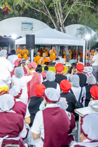 ภาพ No.288919:วันที่ 6 มกราคม พ.ศ. 2569 พิธีถวายภัตตาหารเป็นสังฆทาน แด่พระธรรมยาตรา ในโครงการธรรมยาตรา กตัญญูบูชา มหาปูชนียาจารย์ พระมงคลเทพมุนี(สด จนฺทสโร) พระผู้ปราบมาร อนุสรณ์สถาน 7 แห่ง ปีที่ 14 ณ อนุสรณ์สถานมหาวิหารพระมงคลเทพมุนี (โลตัสแลนด์) อ.สองพี่น้อง จ.สุพรร