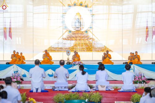 ภาพ No.82943:พิธีตักบาตร ณ บ้านแก้วเรือนทองคุณยายอาจารย์ฯ พิธีบูชาข้าวพระ ณ สภาธรรมกายสากล วัดพระธรรมกาย ในวันอาทิตย์ต้นเดือนที่ 2 ก.ค. พ.ศ.2566