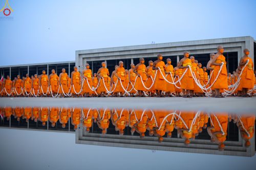 ภาพ No.79087:พิธีอัญเชิญองค์พระบรมพุทธเจ้า 24 องค์ เวียนประทักษิณรอบพระมหาธรรมกายเจดีย์ ณ วัดพระธรรมกาย  วันที่ 2 เมษายน พ.ศ. 2566