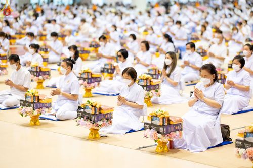 ภาพ No.84449:พิธีถวายผ้าอาบน้ำฝนและประทีปโคมไฟ ในวันอาสาฬหบูชา ณ ห้องแก้วสารพัดนึก 1 วัดพระธรรมกาย วันอังคารที่ 1 สิงหาคม พ.ศ. 2566