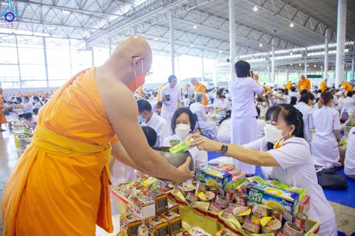 ภาพ No.78849:พิธีตักบาตร ข้าวสารอาหารแห้ง พิธีบูชาข้าวพระ ในวันอาทิตย์ต้นเดือนที่ 2 เมษายน พ.ศ. 2566