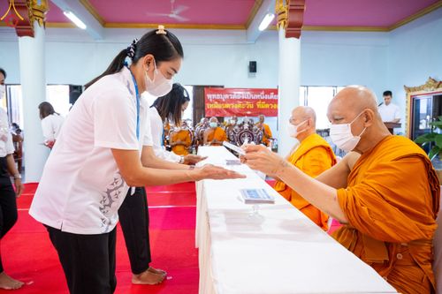 ภาพ No.83172:พิธีถวายสังฆทาน 323 วัด 4 จังหวัดชายแดนภาคใต้ ปีที่ 19 ครั้งที่ 163 พิธีมอบกองทุนหนุนแรงใจช่วยครูใต้ ปีที่ 16 ครั้งที่ 128  และพิธีทำบุญอุทิศส่วนกุศลให้ผู้วายชนม์ ในวันเสาร์ที่ 8 กรกฎาคม พ.ศ. 2566 ณ หอประชุม อาคารพระสุทธิสมณวัตรานุสรณ์   วัดมุจลินทวาปีวิ