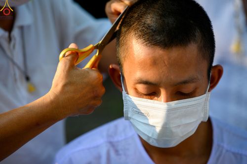 ภาพ No.78640:พิธีตัดปอยผมและปลงผมนาคธรรมทายาท  โครงการบรรพชาและอุปสมบทหมู่ วันคุ้มครองโลก วันที่ 26 มีนาคม พ.ศ.2566 ณ หมู่บ้านบรรลุธรรม วัดพระธรรมกาย