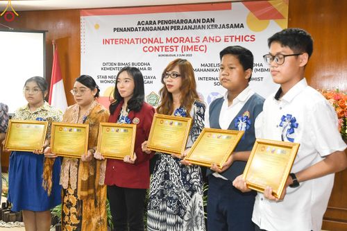 ภาพ No.82212:พิธีมอบรางวัลเกียรติยศและ การลงนามข้อตกลงความร่วมมือ (MOU)  โครงการสอบแข่งขัน  สอบตอบปัญหามงคลชีวิต 38 ประการ  ระหว่างประเทศ ในวันเสาร์ที่ 3 มิ.ย. พ.ศ.2566 ณ ห้องประชุม อวัทธนะ มหาเจดีย์บุโรพุทโธ ประเทศอินโดนีเซีย