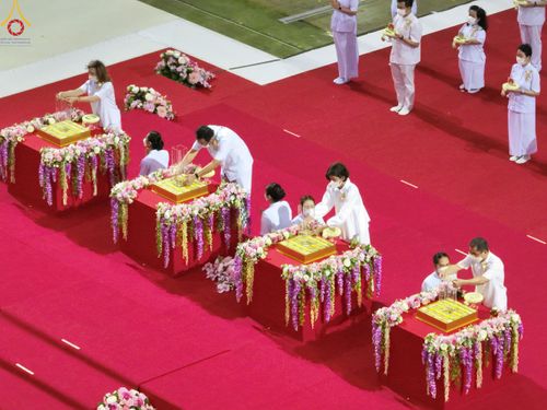 ภาพ No.78996:พิธีวางแผ่นจารึกชื่อ และพิธีวางพวงมาลัยสักการะพระบรมพุทธเจ้า ณ สภาธรรมกายสากล วัดพระธรรมกาย วันที่ 2 เมษายน พ.ศ. 2566