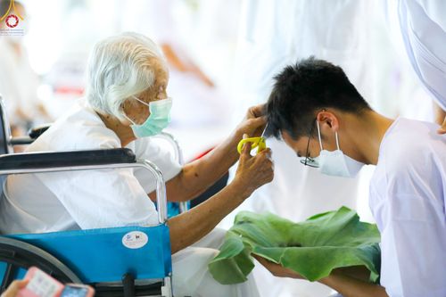 ภาพ No.78731:พิธีปลงผมนาคธรรมทายาท โครงการอบรมยุวธรรมทายาท มัชฌิมธรรมทายาท และธรรมทายาทรุ่นอุดมศึกษา ณ สภาธรรมกายสากล วัดพระธรรมกาย วันเสาร์ที่ 1 เมษายน พ.ศ. 2566