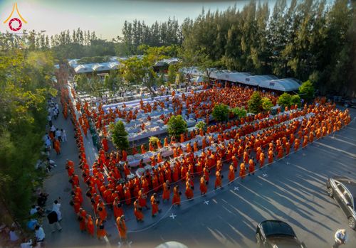 ภาพ No.288157:วันที่ 4 มกราคม พ.ศ. 2569 พิธีถวายภัตตาหารเป็นสังฆทาน แด่พระธรรมยาตรา ในโครงการธรรมยาตรา กตัญญูบูชา มหาปูชนียาจารย์ พระมงคลเทพมุนี(สด จนฺทสโร) พระผู้ปราบมาร อนุสรณ์สถาน 7 แห่ง ปีที่ 14 ณ อนุสรณ์สถานมหาวิหารพระมงคลเทพมุนี (โลตัสแลนด์) อ.สองพี่น้อง จ.สุพรร