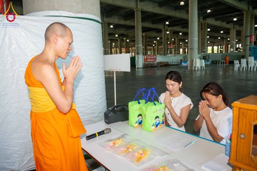 ภาพ No.339941:วันอาทิตย์ที่ 19 กรกฎาคม พ.ศ.2569 พิธีตักบาตรโครงการบรรพชาสามเณรนานาชาติ รุ่นที่ 15 ณ มหารัตนวิหารคด 6 วัดพระธรรมกาย