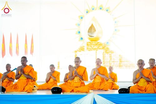 ภาพ No.215172:วันอาทิตย์ต้นเดือนที่ 6 เมษายน พ.ศ. 2568 พิธีตักบาตรข้าวสารอาหารแห้ง ณ บ้านแก้วเรือนทองคุณยาย สภาธรรมกายสากล วัดพระธรรมกาย