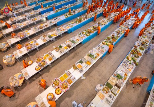 ภาพ No.279176:วันที่ 2 มกราคม พ.ศ.2569 พิธีถวายภัตตาหารเป็นสังฆทาน แด่พระธรรมยาตรา ณ วัดพระธรรมกาย ปทุมธานี ในโครงการธรรมยาตรา กตัญญูบูชา มหาปูชนียาจารย์ พระมงคลเทพมุนี(สด จนฺทสโร) พระผู้ปราบมาร อนุสรณ์สถาน 7 แห่ง ปีที่ 14