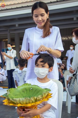 ภาพ No.78470:พิธีตัดปอยผม โครงการหน่อแก้วเปรียญธรรมรุ่นที่ 11  วันที่ 26 มีนาคม พ.ศ.2566  ณ หมู่กุฏิสามเณร อาคารค่ายจองแชมป์ วัดพระธรรมกาย