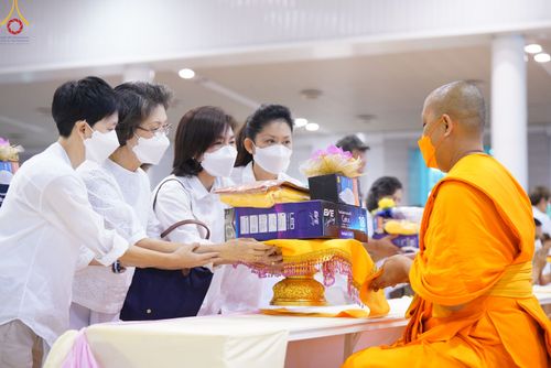 ภาพ No.84518:พิธีถวายผ้าอาบน้ำฝนและประทีปโคมไฟ ในวันอาสาฬหบูชา ณ ห้องแก้วสารพัดนึก 1 วัดพระธรรมกาย วันอังคารที่ 1 สิงหาคม พ.ศ. 2566