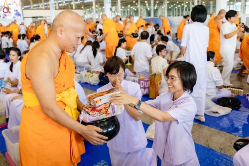 ภาพ No.318193:วันอาทิตย์ต้นเดือนที่ 5 เมษายน พ.ศ.2569 พิธีตักบาตร ณ บ้านแก้วเรือนทองคุณยายอาจารย์ฯ วัดพระธรรมกาย