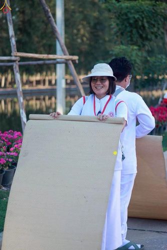 ภาพ No.296099:ภาพเบื้องหลังอาสาสมัครรวมใจ ชุดที่ 1 ในโครงการธรรมยาตรา กตัญญูบูชา มหาปูชนียาจารย์ พระมงคลเทพมุนี(สด จนฺทสโร) พระผู้ปราบมาร อนุสรณ์สถาน 7 แห่ง ปีที่ 14