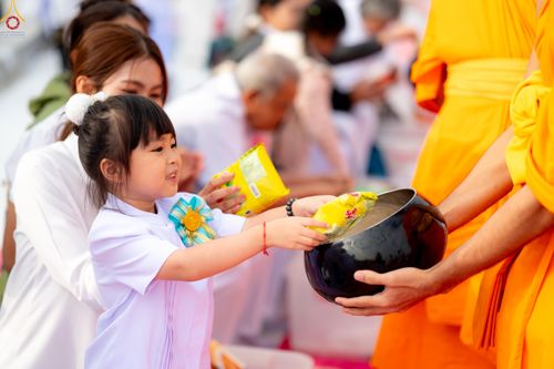 ภาพ No.302701:วันที่ 24 มกราคม พ.ศ. 2569 พิธีตักบาตรพระธรรมยาตรา(ภาพชุดที่ 2) ณ อนุสรณ์สถานลำดับที่ 5 สถานที่เผยแผ่วิชชาธรรมกายครั้งแรก อนุสรณ์สถานบางปลา วัดบางปลา อำเภอบางเลน จังหวัดนครปฐม ในโครงการธรรมยาตรา กตัญญูบูชา มหาปูชนียาจารย์ พระมงคลเทพมุนี(สด จนฺทสโร) พระผู