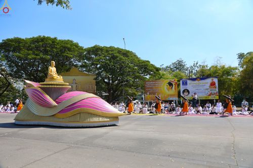 ภาพ No.304681:วันที่ 25 มกราคม พ.ศ. 2569 พิธีต้อนรับพระธรรมยาตรา (ภาพชุดที่ 2) รร.สามัคคีราษฏร์บำรุง-วัดพระธรรมกาย ในโครงการธรรมยาตรา กตัญญูบูชา มหาปูชนียาจารย์ พระมงคลเทพมุนี(สด จนฺทสโร) พระผู้ปราบมาร อนุสรณ์สถาน 7 แห่ง ปีที่ 14