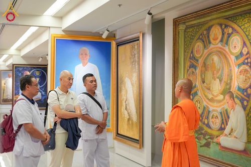 ภาพ No.326774:วันที่ 27-30 เมษายน พ.ศ.2569 ต้อนรับชาวต่างชาติจากประเทศมาเลเซีย ฝรั่งเศส เมียนมาร์ และศรีลังกา  เยี่ยมชมวัดพระธรรมกาย
