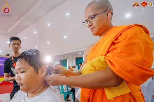ภาพ No.284485:วันพุธที่ 17  ธันวาคม พ.ศ.2568  พิธีปลงผมนาคธรรมทายาท  โครงการบรรพชาสามเณรและบวชอุบาสิกาแก้ว  ณ วิทยาลัยศรีวิจายา (Sekolah Tinggi Agama Buddha Negeri Sriwijaya) เมืองตังเกอรัง จังหวัดบันเตน ประเทศอินโดนีเซีย