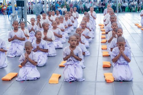 ภาพ No.133512:พิธีขอขมารับผ้าไตร, พิธีบรรพชาสามเณร, สามเณรออกบิณฑบาต ในโครงการบรรพชาสามเณร ฟื้นฟูพระพุทธศาสนาทั่วไทย  ณ ศูนย์ปฏิบัติธรรม และอบรมเยาวชนเมืองยะลา วันที่ 3 เมษายน พ.ศ. 2567