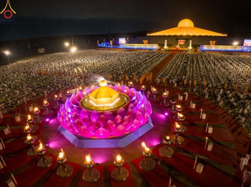 ภาพ No.160651:พิธีจุดประทีป 20,000 ดวง บูชาพระมหาธรรมกายเจดีย์ และบูชาพระมงคลเทพมุนี (สด จนฺทสโร) พระผู้ปราบมาร ณ ลานธรรม พระมหาธรรมกายเจดีย์ วัดพระธรรมกาย จ.ปทุมธานี วันที่ 10 ตุลาคม พ.ศ. 2567