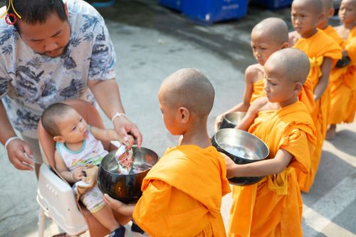 ภาพ No.62320:Photo Story  มหัศจรรย์วัดดงดินแดง Episode 4 กิจกรรมตักบาตรฉลองพระ-เณรกว่า 500 รูป