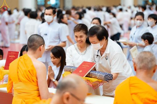 ภาพ No.138870:พิธีถวายกองทุนสนับสนุน การสร้างพระไตรปิฎกฉบับธรรมชัย และอนุรักษ์คัมภีร์ใบลาน น้อมบูชาธรรมหลวงพ่อธัมมชโย 80 ปี ณ ห้องแก้วสารพัดนึก 2 วัดพระธรรมกาย วันเสาร์ที่ 1 มิถุนายน พศ. 2567