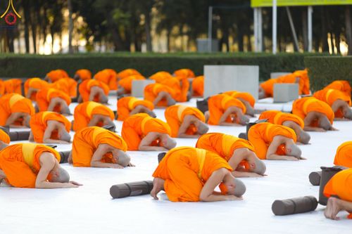 ภาพ No.104461:พระธรรมยาตราร่วมปฏิบัติธรรม และถ่ายภาพหมู่ประวัติศาสตร์ หน้ามหาวิหารพระมงคลเทพมุนี วันที่ 27 ธันวาคม พ.ศ. 2566