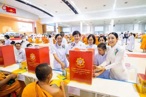 ภาพ No.147122:พิธีมุทิตาสักการะพระภิกษุ ผู้สอบได้เปรียญธรรม 9 ประโยคระดับโลกปีที่ 36, พิธีมอบโล่เกียรติยศและทุนการศึกษา สำนักเรียนบาลีดีเด่นทั่วประเทศ, พิธีถวายมหาสังฆทานคณะสงฆ์ 2,000 กว่าวัด ทั่วประเทศ ปีที่ 24, พิธีถวายไทยธรรมคณะสงฆ์ 323 วัด 4 จังหวัดชายแดนภาคใต้