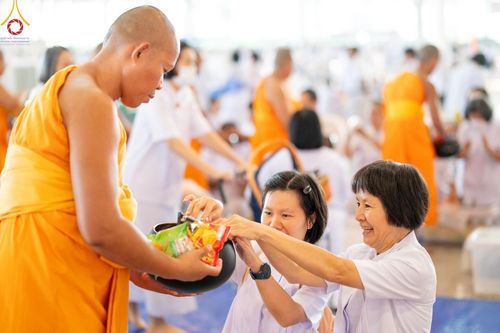 ภาพ No.158998:พิธีตักบาตร ในวันอาทิตย์ต้นเดือน วันที่ 6 ตุลาคม พ.ศ. 2567 ณ สภาธรรมกายสากล วัดพระธรรมกาย