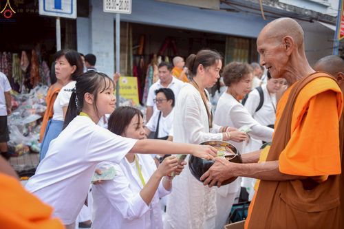 ภาพ No.237128:วันอาทิตย์ที่ 10 สิงหาคม พ.ศ. 2568 มหาสังฆทานครั้งยิ่งใหญ่ ตักบาตรพระ 10,000 รูป ถ.นิพัทธ์อุทิศ 3 ใจกลางนครหาดใหญ่ จ.สงขลา (ชุดที่ 2)