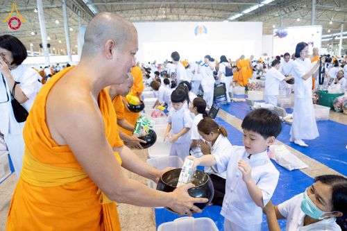 ภาพ No.223410:วันวิสาขบูชา วันอาทิตย์ที่ 11 พฤษภาคม พ.ศ. 2568 พิธีตักบาตร และปฎิบัติธรรม ณ สภาธรรมกายสากล วัดพระธรรมกาย