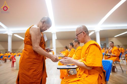 ภาพ No.208853:พระบาทสมเด็จพระเจ้าอยู่หัวทรงพระกรุณาโปรดเกล้าฯ พระราชทานภัตตาหารพระราชทาน แด่พระภิกษุ สามเณร ในการสอบบาลีสนามหลวง ณ วัดพระธรรมกาย วันที่ 22 กุมภาพันธ์ พ.ศ. 2568 ณ วัดพระธรรมกาย อำเภอคลองหลวง จังหวัดปทุมธานี