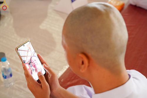 ภาพ No.133976:พิธีขอขมามอบผ้าไตร โครงการบรรพชาสามเณร ศูนย์อบรมวัดพระธรรมกาย ณ วัดพระธรรมกาย วันเสาร์ที่ 6 เมษายน พ.ศ. 2567